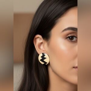 Cara 90s Black and Cream Earrings